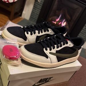 Travis Scott Olive’s (Women’s) 10w 
New in box-tried on